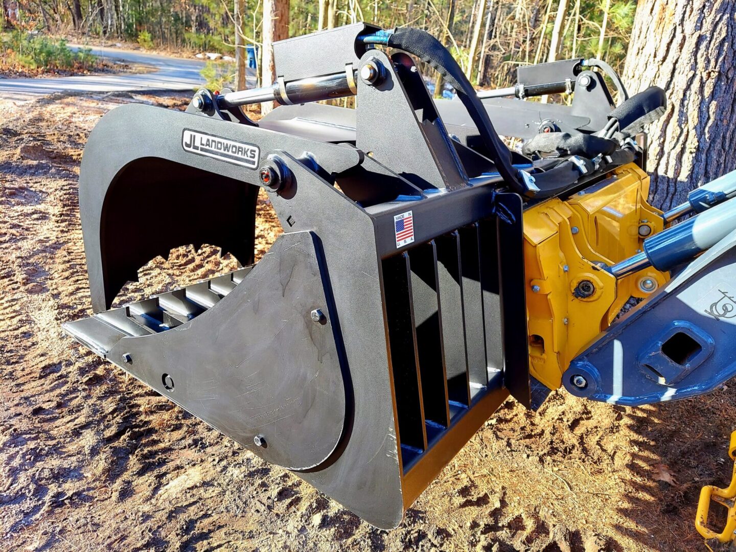 A close up of the back end of a grapple bucket.