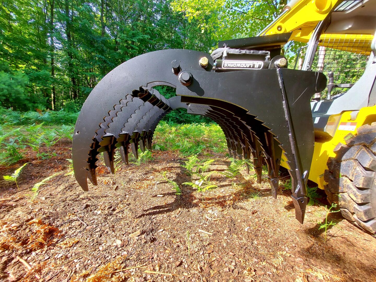 A close up of the back end of a grapple bucket.