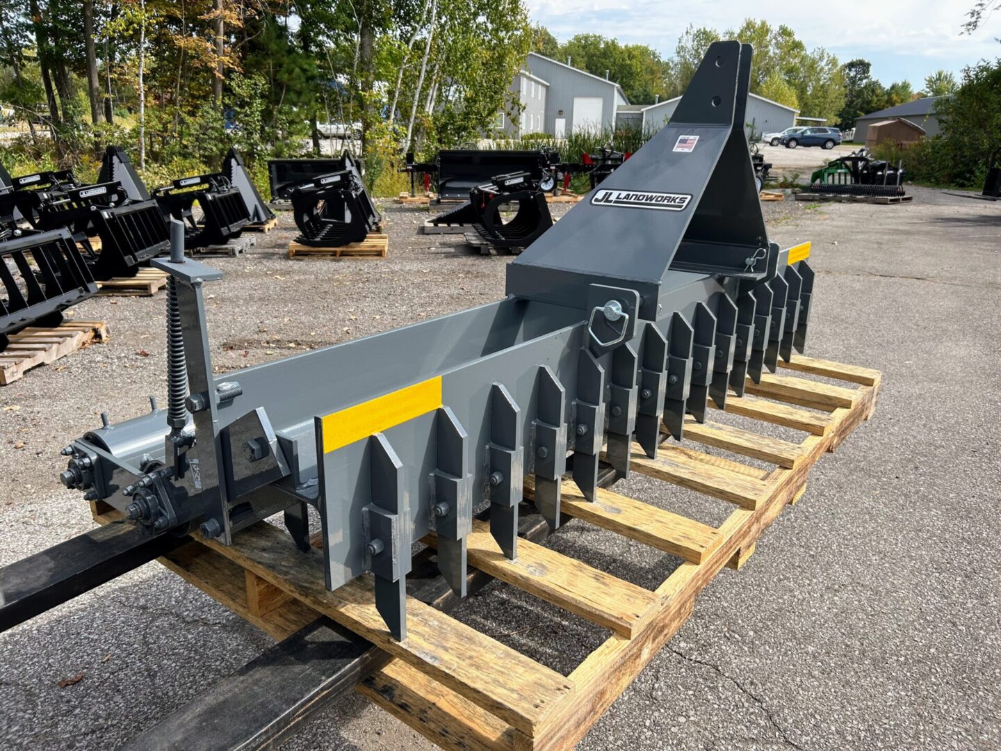 A large metal machine sitting on top of wooden pallets.